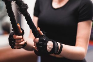 Persona entrenando, plano de torso y brazos